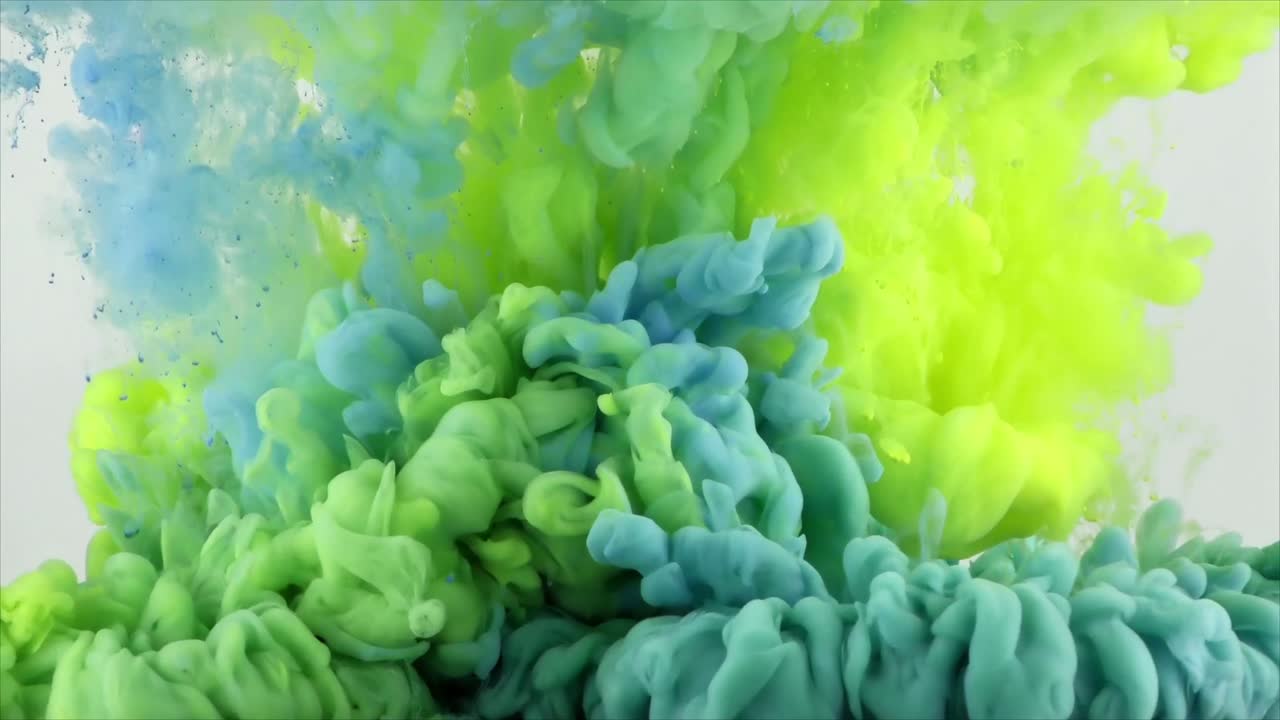Lebendige blaue und gelbe Tinte mischt sich in Wasser