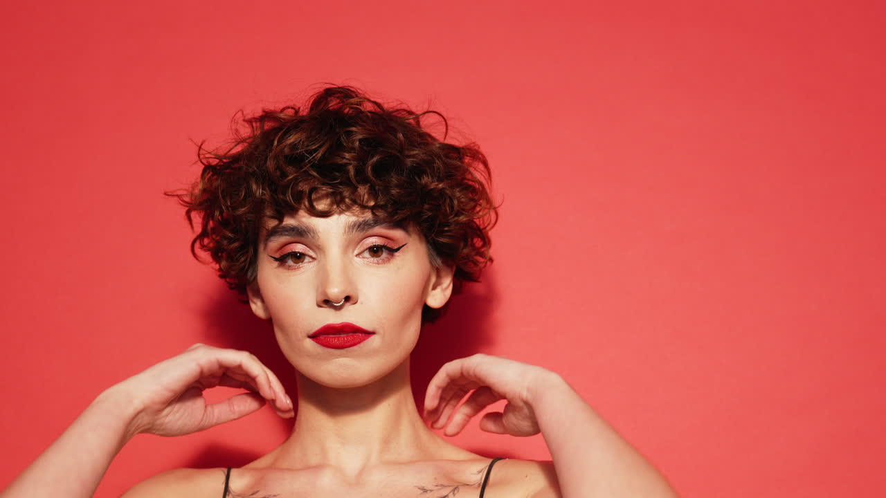 젊은 자신감있는 갈색 여성의 패션 아름다움 초상화