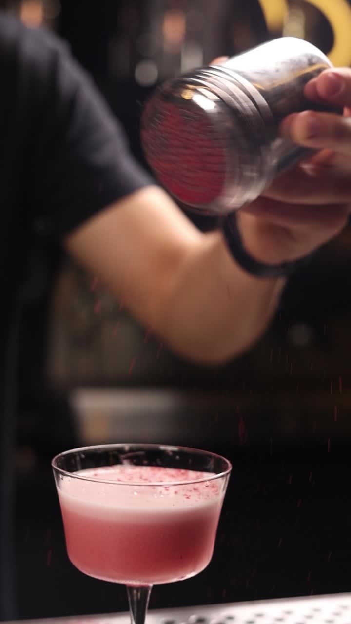 Il barista prepara un cocktail rosa