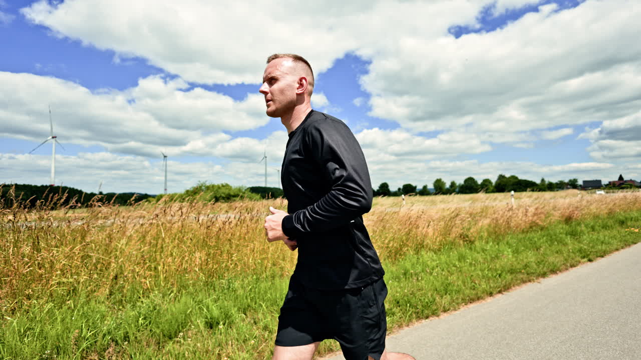 Jovem corredor em sua caminhada matinal. Homem ativo correndo. Corredor, cardio, exercício. Homem praticando jogging com treinamento de resistência cardiovascular. Estilo de vida saudável.