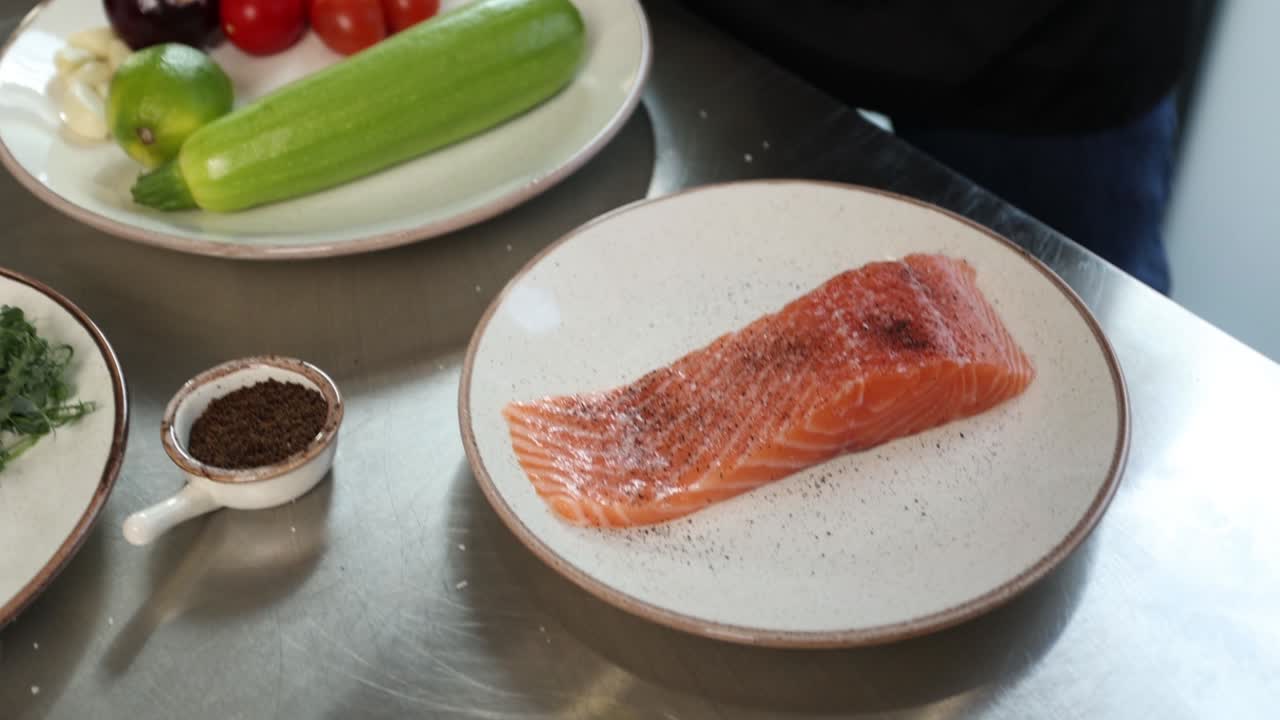 채소와 함께 연어를 준비하는 것