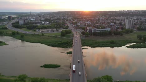 Brücke-über-Den-Fluss-Neris-In-Kaunas,-Litauen