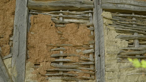 Flechtwerk-Und-Klecks,-Natürliche-Materialien,-Fachwerkhaus,-Schlamm-Und-Stöcke,-Wand