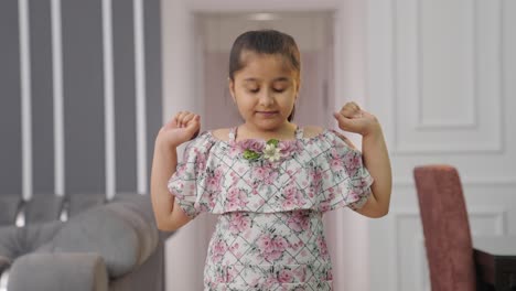 una niña india cansada bosteza y está a punto de dormir
