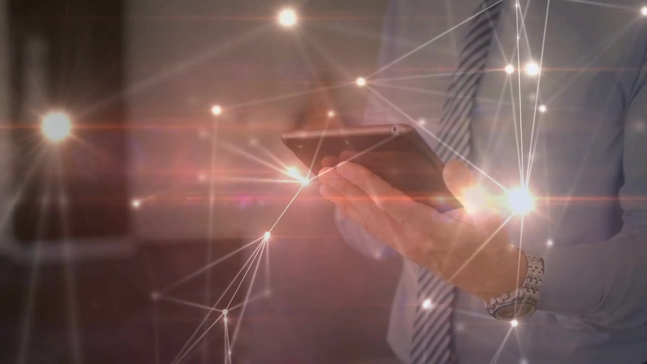 Empresario tocando una tablet en la oficina, activando nodos de red luminosos y destellos de lente para mostrar datos