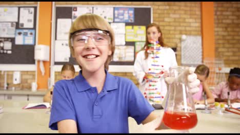 escolar haciendo un experimento químico en el laboratorio