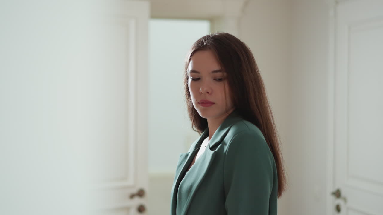 집에서 부정적인 생각에 초점을 맞추는 여성: 매력적인 여성은 계절의 우울증에 시달리고, 가운 방에 서 있습니다.