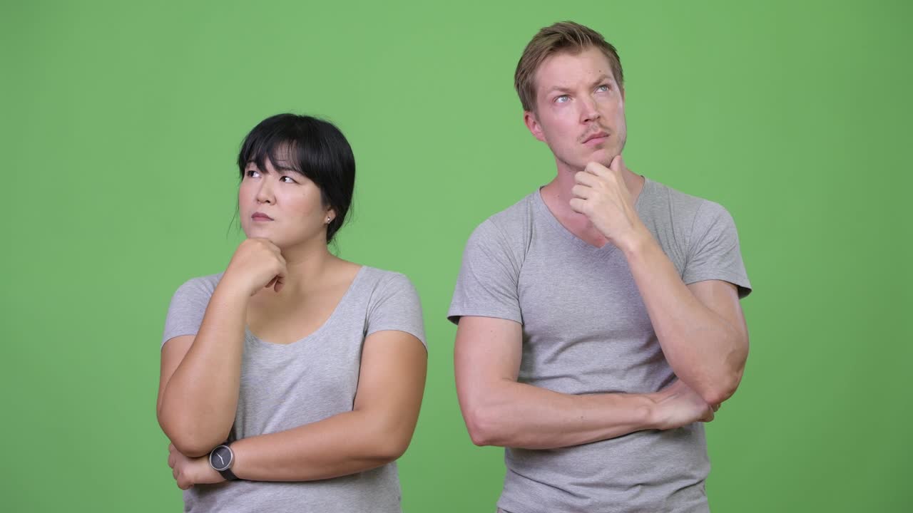 함께 생각하는 젊은 다민족 부부