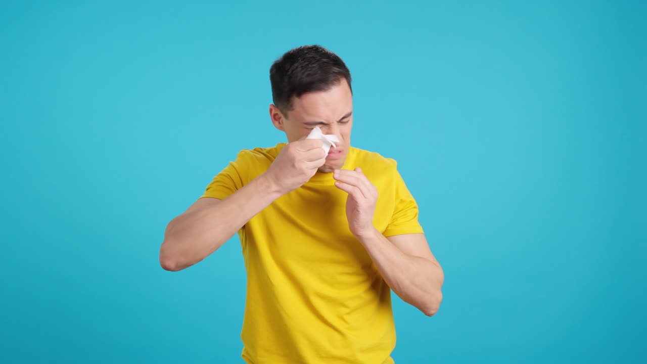 Uomo che si soffia il naso, sentendosi male