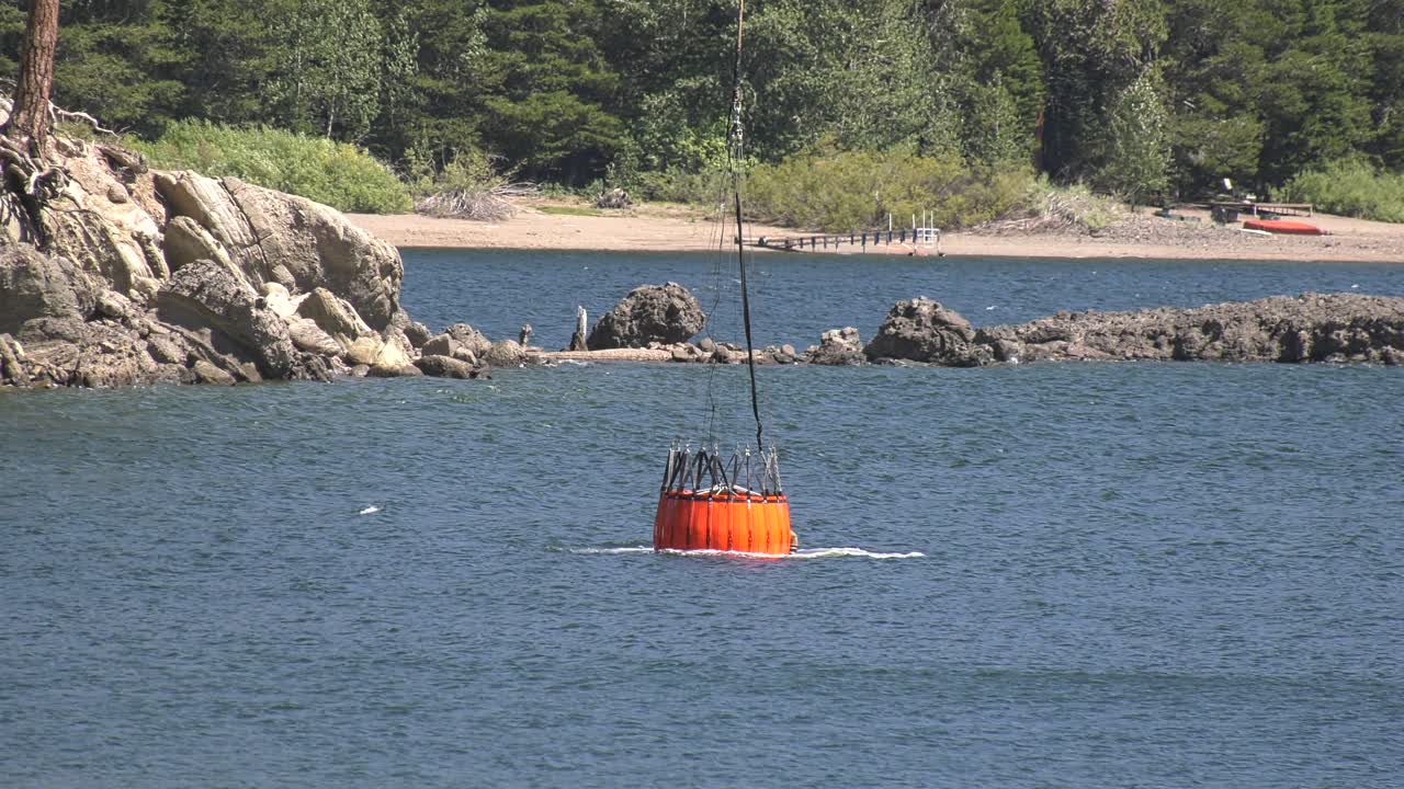 물을 줍는 위로 날아가는 헬리콥터