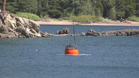 Hubschrauber-Fliegt-über-Und-Nimmt-Wasser-Auf