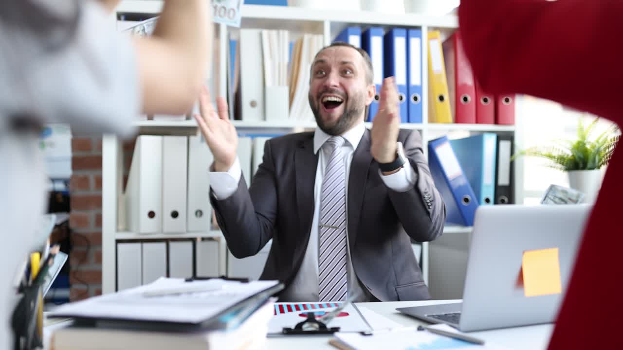 gente de negocios vomitando muchos billetes de dólar en la oficina película 4k en cámara lenta