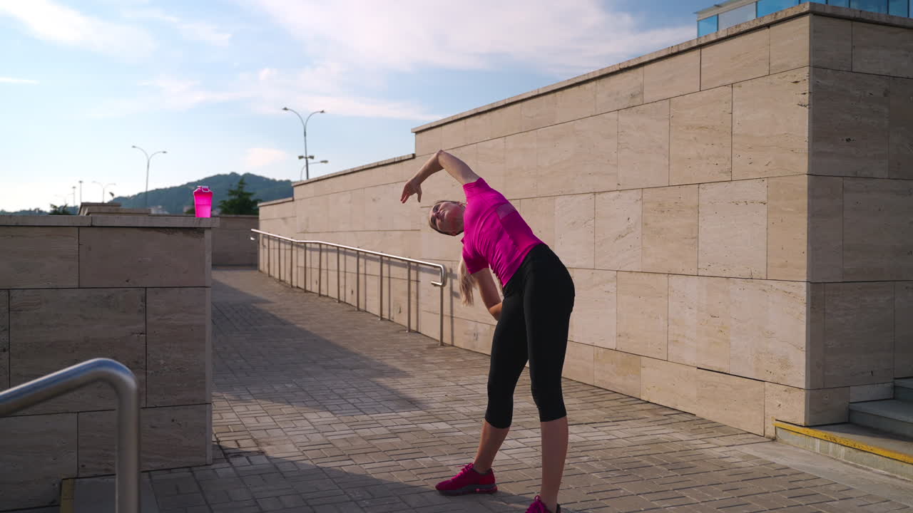 mujer estirándose al aire libre