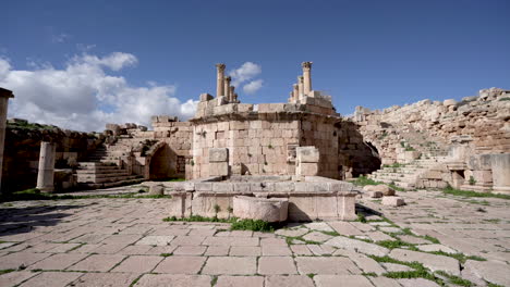 Ruinen-Der-Alten-Steinkirche-Mit-Brunnen-Und-Geschwungenen-Treppen-In-Römischen-Ruinen-In-Jerash