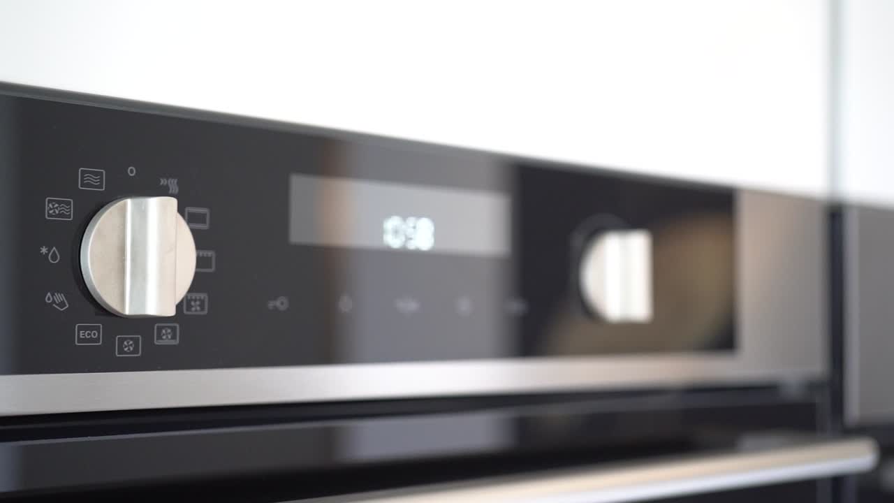 horno contemporáneo con detalles de cromo