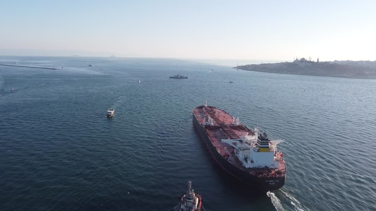un supertanker entra en el mar de mármara, después de completar el viaje a través de estambul, a través del estrecho del bósforo