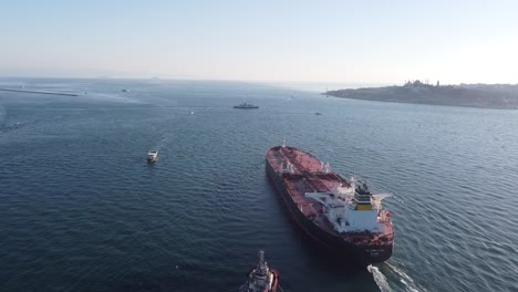 Un-Superpetrolero-Entra-En-El-Mar-De-Mármara,-Tras-Completar-El-Recorrido-Por-Estambul,-A-Través-Del-Estrecho-Del-Bósforo.