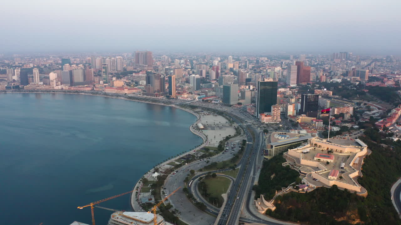 frente de viaje, ciudad de luanda, hora dorada sobrevolando la bahía de luanda, áfrica #1