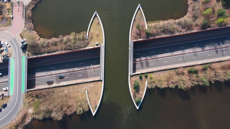 Bredt luftfoto i fugleperspektiv under opstigning over akvæduktbroen i Veluwemeer, Holland