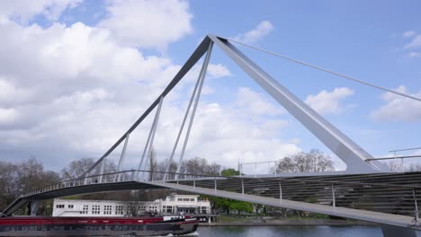 Boat-passing-Passerelle-La-Belle-Liégeoise