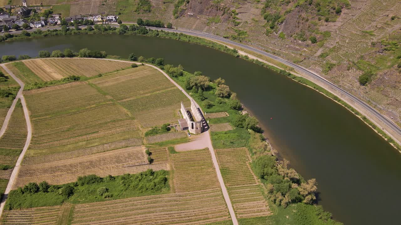 Dolly aereo con panoramica verso il basso che guarda le rovine di Kloster Ruine Stuben