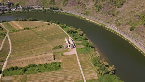 Aerial-Dolly-Mit-Schwenk-Nach-Unten-Mit-Blick-Auf-Die-Ruinen-Von-Kloster-Ruine-Stuben