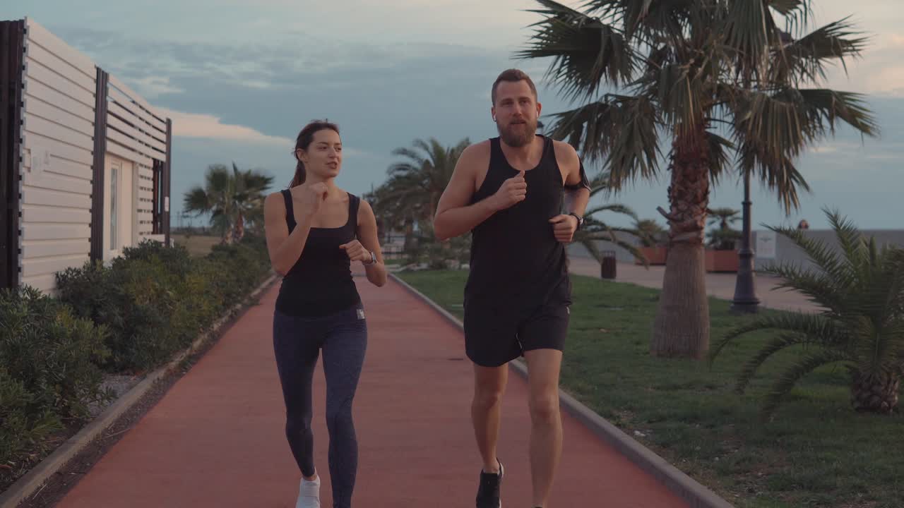pareja corriendo en la playa