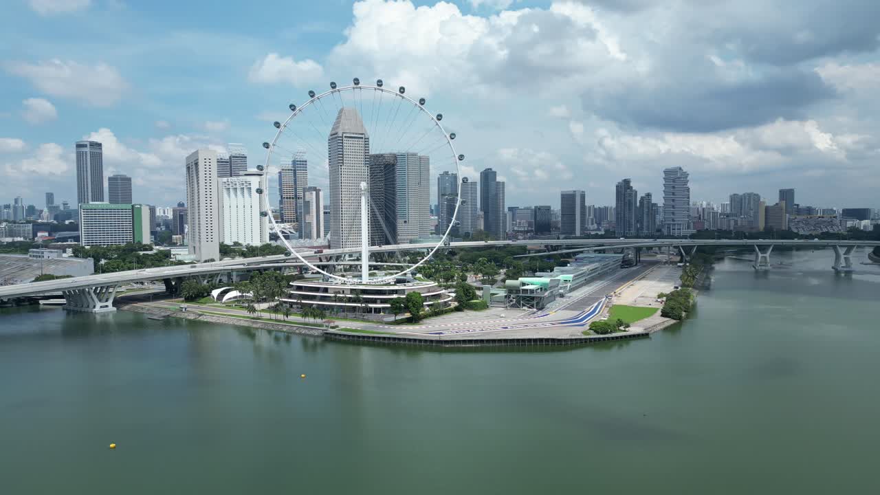 싱가포르 플라이어 아이 (singapore flyer eye) 의 드론 화면, 마리나 베이 f1 트랙을 돌고 있는 카메라, 코너 1에 싱가포어 항공의 브랜드가 그려져 있다.