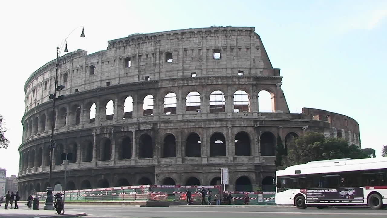 교통량이 많은 로마의 콜로세움 1