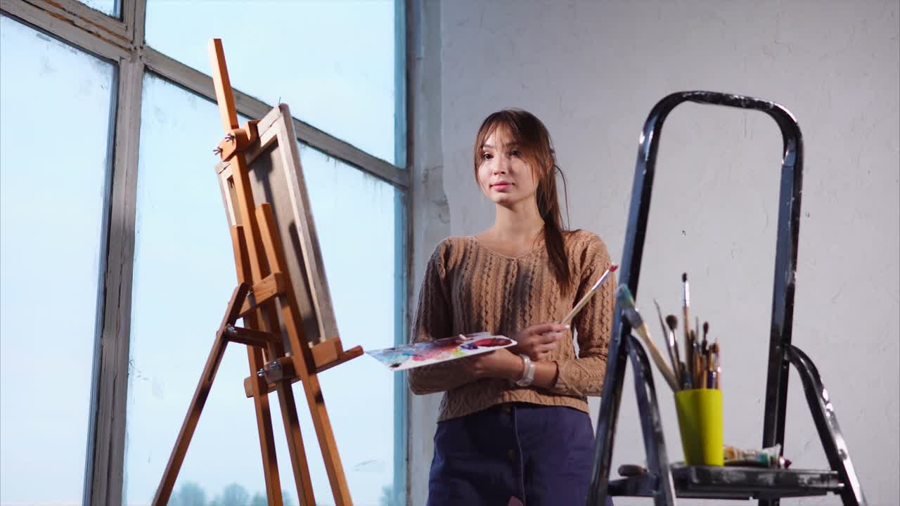 mujer pintando en el estudio