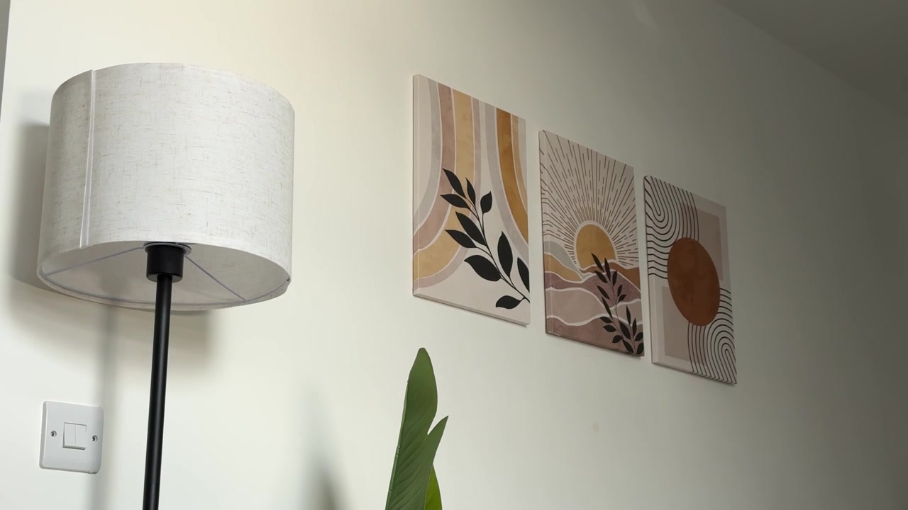 Modernes minimalistisches Schlafzimmer- und Homeoffice-Interieur mit Schreibtisch und Zimmerpflanzen.