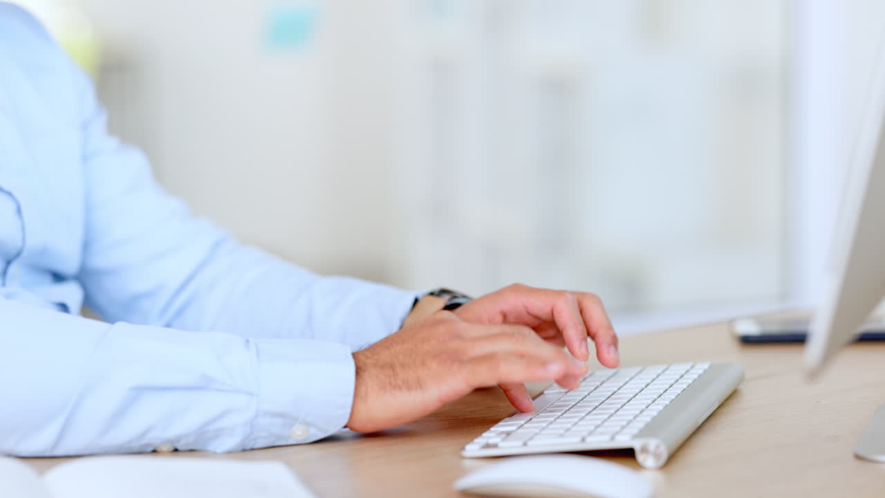 empleado ocupado escribiendo correos electrónicos