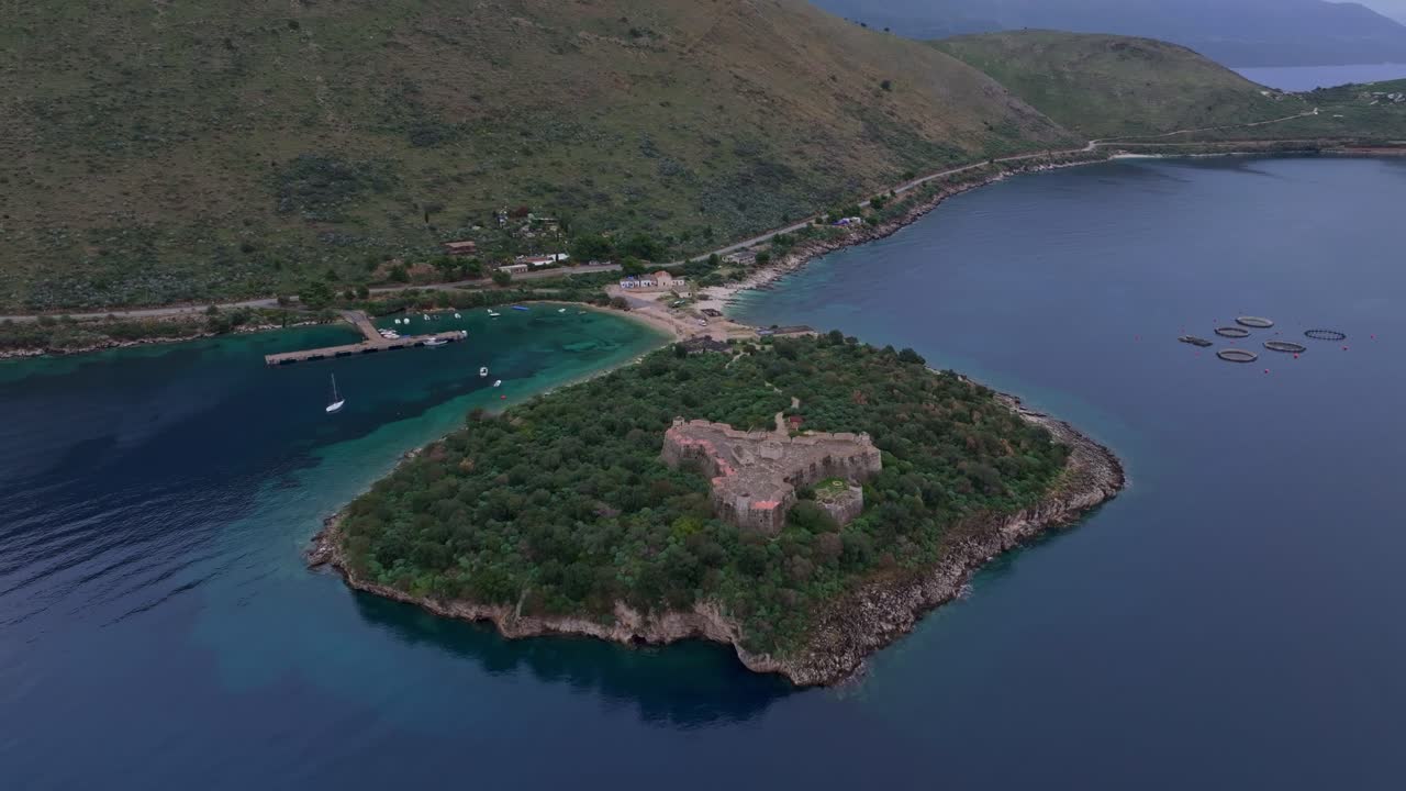 Riprese drone dello storico Castello di Porto Palermo lungo la costa.