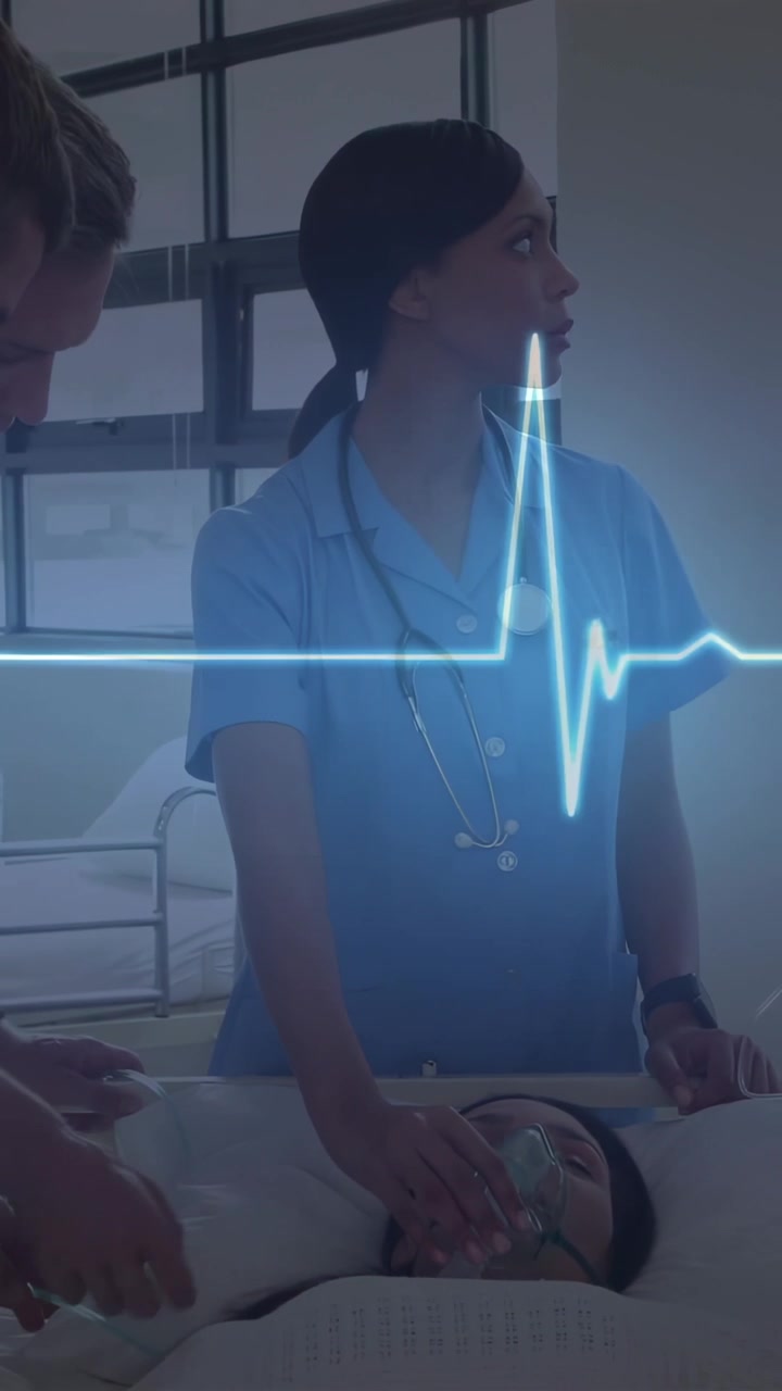Infermiera che tiene e regola una maschera per l'ossigeno, reagendo a un grafico ECG pulsante per stabilizzare il paziente