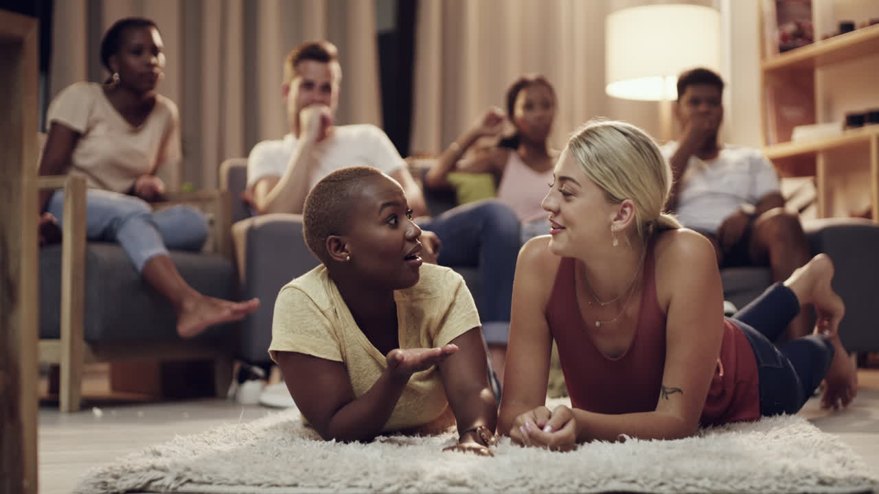 見ている間に床に横たわっている2人の若い女性 ⁇