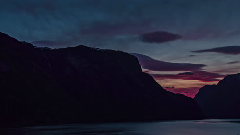 Zeitraffer-Des-Sonnenuntergangs-Hinter-Silhouettierten-Bergen-Und-Seen