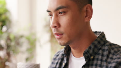 차분하고 자연스럽고 커피 한 잔을 마시며 앉아 있는 사람