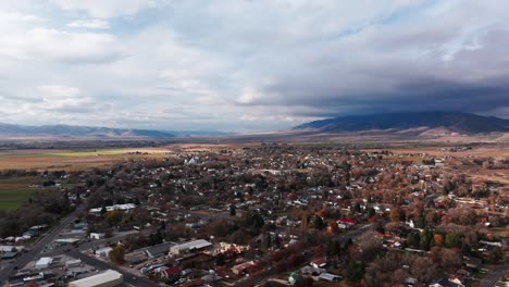 Drohnenschwenkaufnahme-Rechts-Von-Malad-City-Mit-Ziehenden-Gewitterwolken