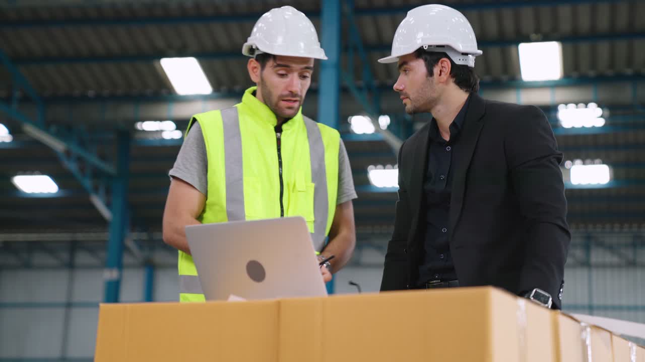 dos trabajadores de la fábrica trabajando y discutiendo el plan de fabricación en la fábrica.