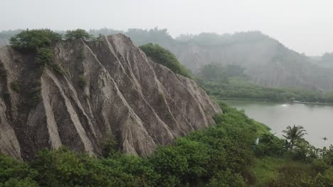 天涯月球世界公園,石化泥石山,池<unk>和徒步路徑的令人驚訝的荒地風景