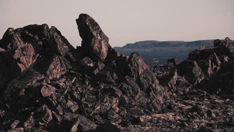 un paisaje desolado y extravagante de la costa varanger