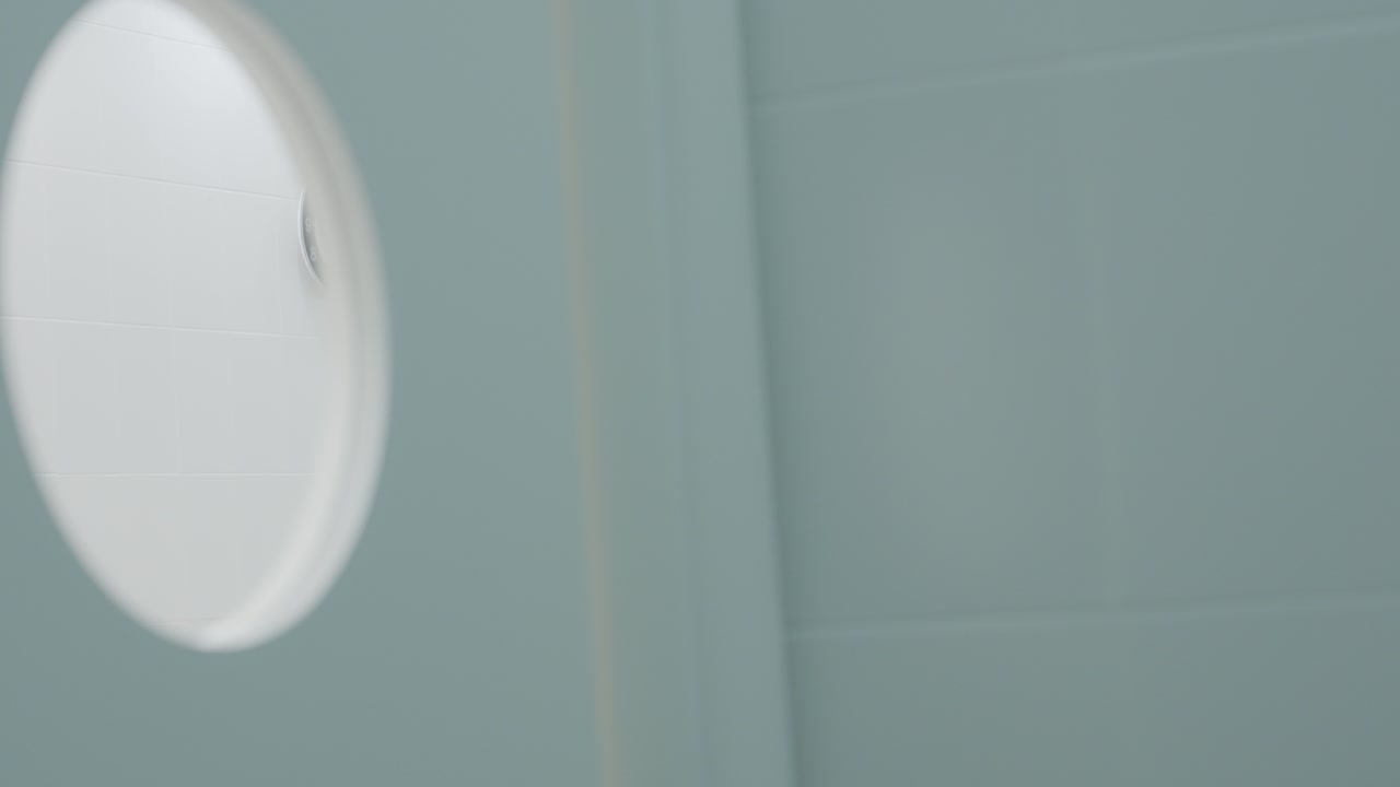 둥근 창문에 있는 시계