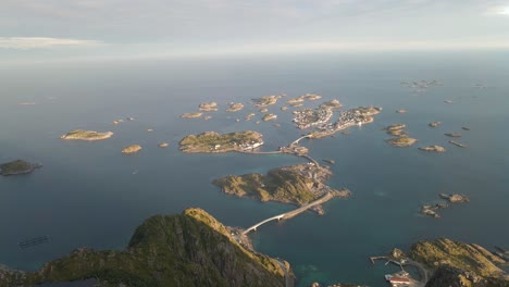 la ciudad de henningsvær al atardecer y la cercana montaña popular entre los excursionistas, festvågtind