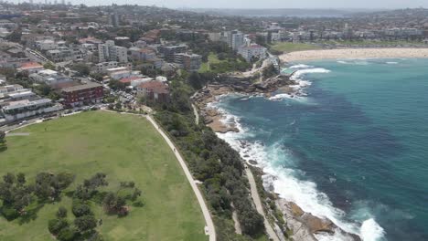 Green-Grass-At-Marks-Park-In-Mackenzies-Point-Peninsula---Bondi-Beach-At-Sydney,-NSW,-Australia