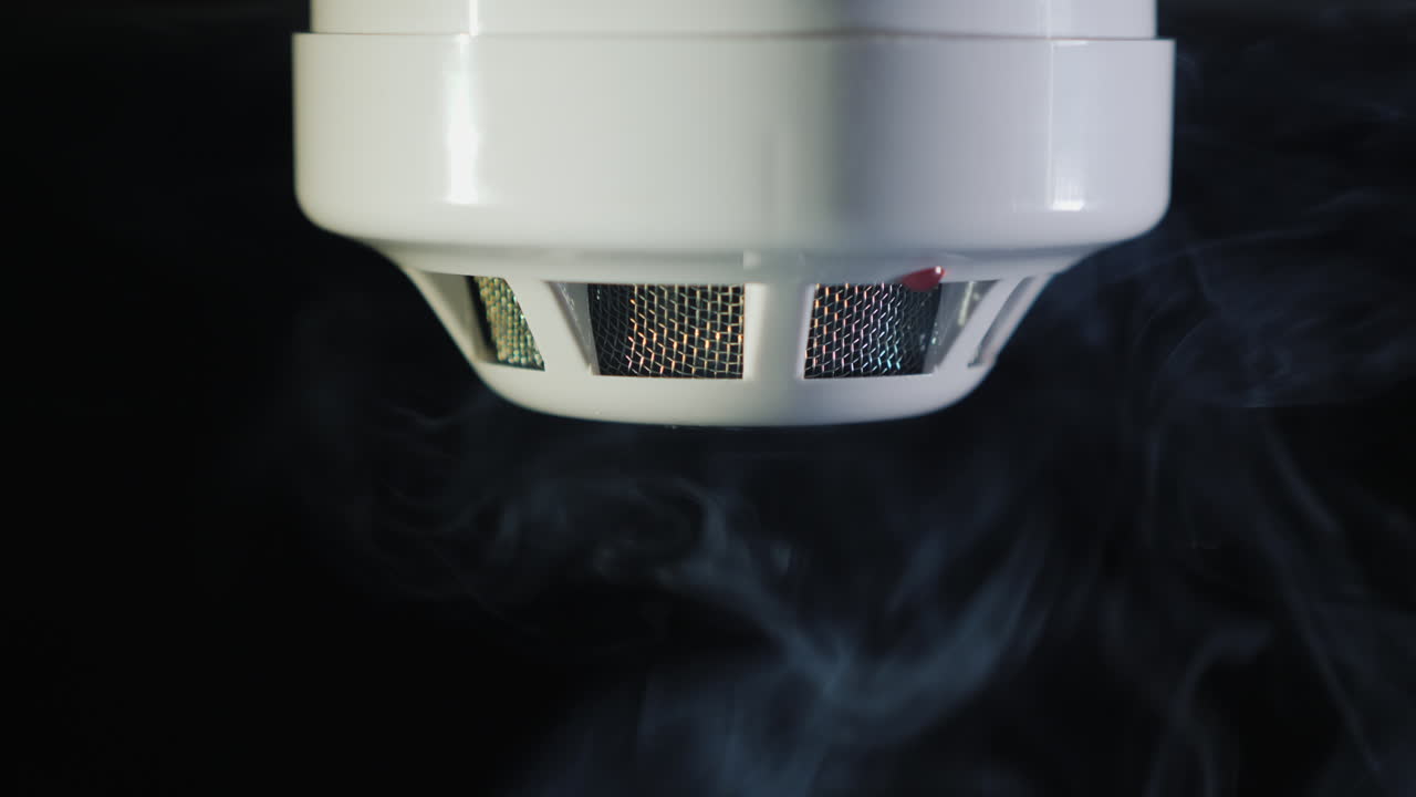 煙感知器はダムの細流によってトリガーされます 赤いインジケーターが点灯します 4k ビデオ