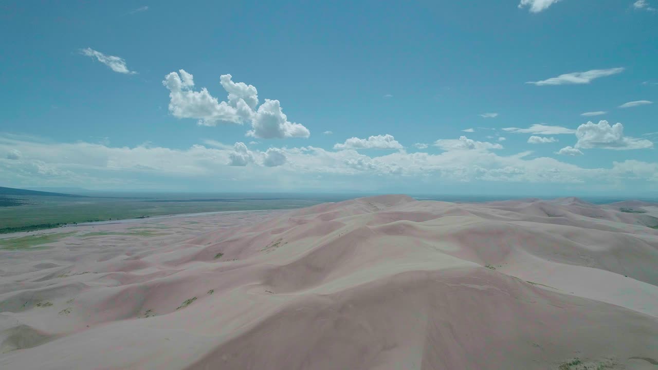 콜로라도 시골에 있는 분홍색 작은 산들의 공중 전망