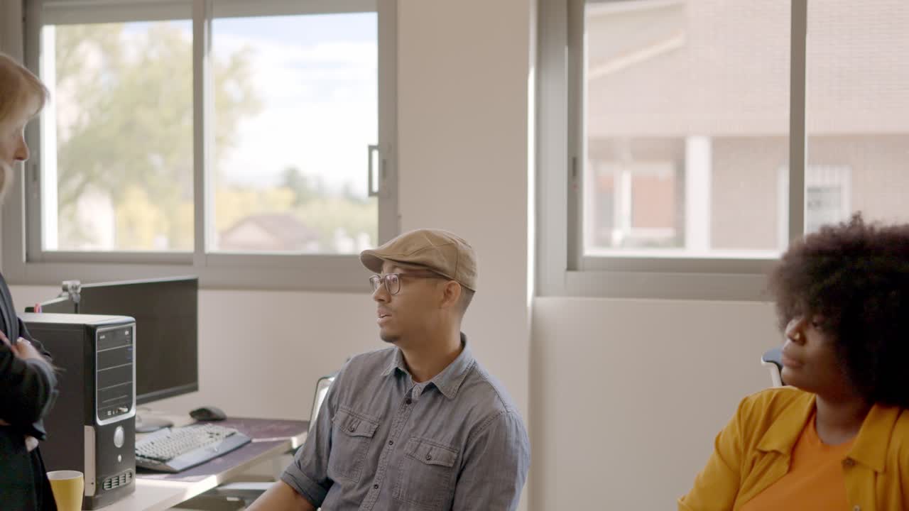 Manager uses an employee as an example for the team