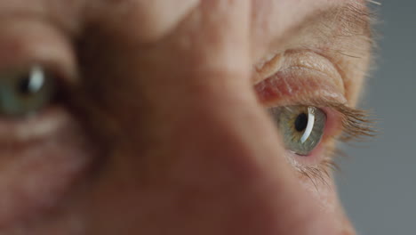 macro de cerca ojos azules mujer vieja buscando curiosidad saludable de mediana edad concepto de la vista