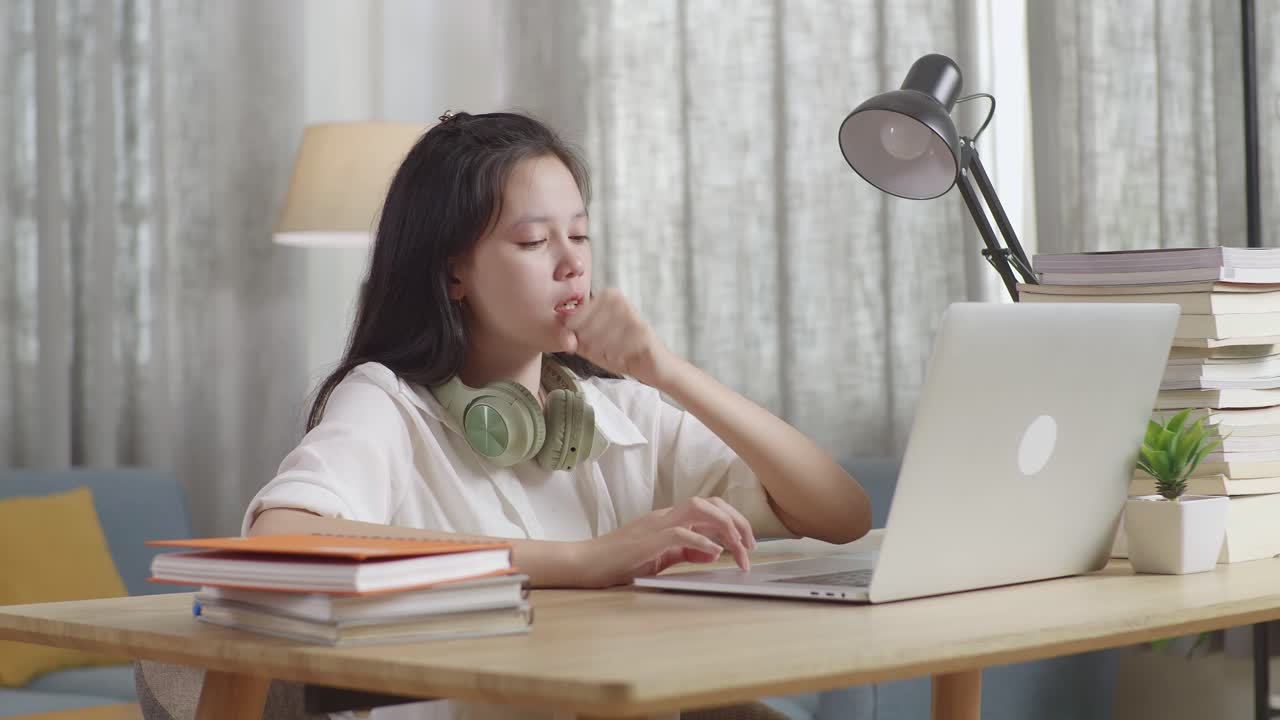 온라인 수업 중 잠자는 학생