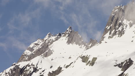 Montaña-Cubierta-De-Nieve-En-Suiza